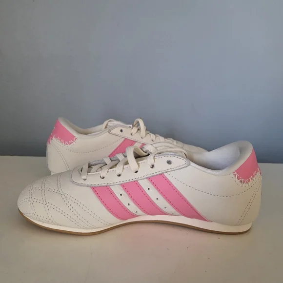 🆕️ Adidas Taekwondo LA White Sneakers with Pink Stripes size 4.5 - Picture 3 of 10